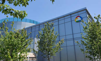 Logotipo do Google Cloud no prédio matriz da companhia, na Califórnia