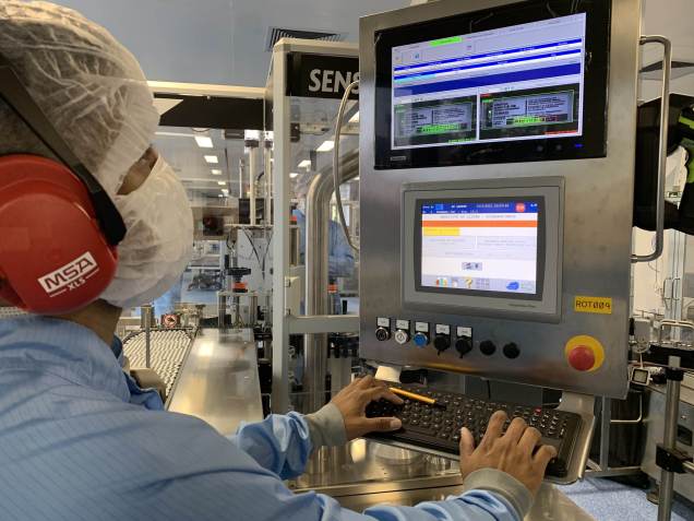 Produção da vacina AstraZeneca contra a Covid-19 pela Fundação Oswaldo Cruz (Fiocruz), no Rio de Janeiro / Rodrigo Pereira/Fundação Oswaldo Cruz