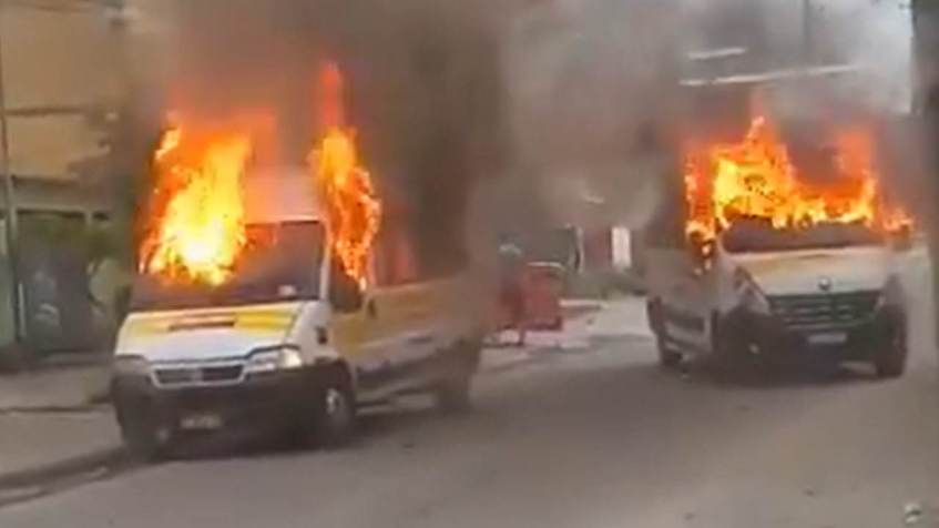 Vans escolares foram incendiadas em conflito no Rio de Janeiro / Reprodução