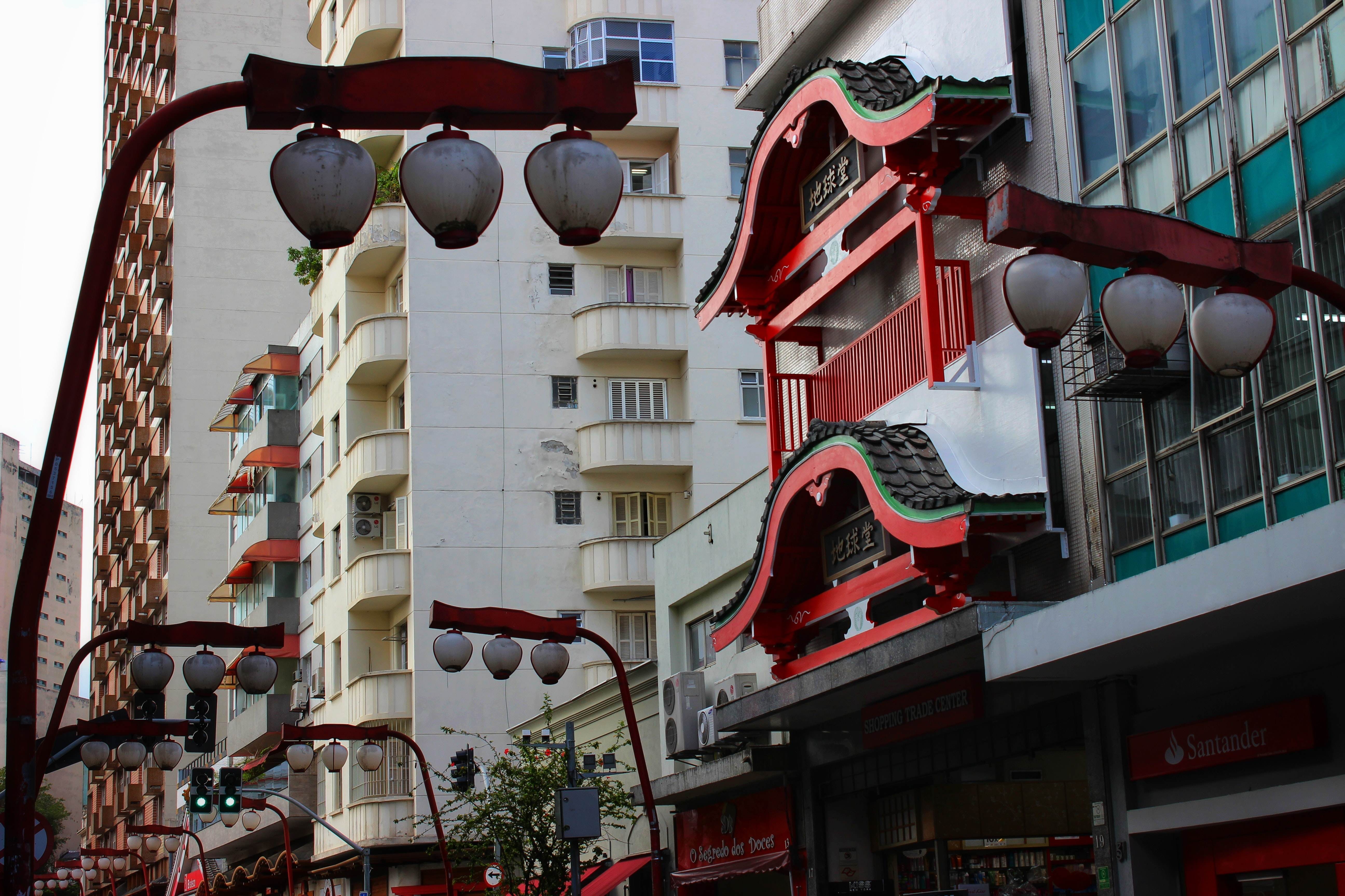 Passear pelo comércio e pelas atrações do bairro da Liberdade também é uma boa pedida • Unsplash