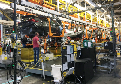 Linha de montagem do Chevy Bolt EV em uma fábrica da General Motors