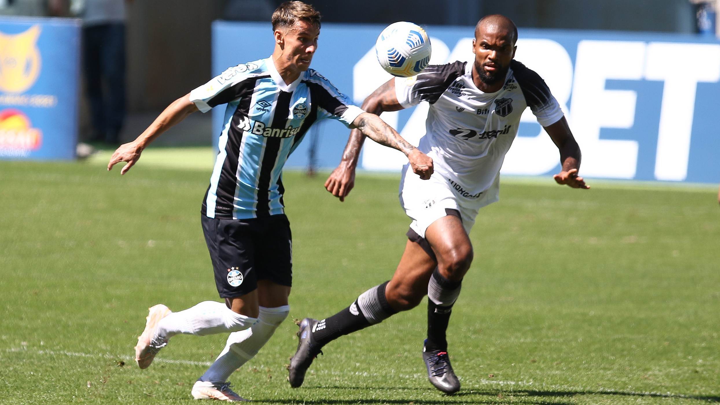 Em casa, Grêmio venceu o Ceará por 2 a 0 neste domingo (12) / Roberto Vinícius/Agafoto/Estadão Conteúdo
