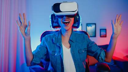 Mulher usando um óculos de realidade virtual