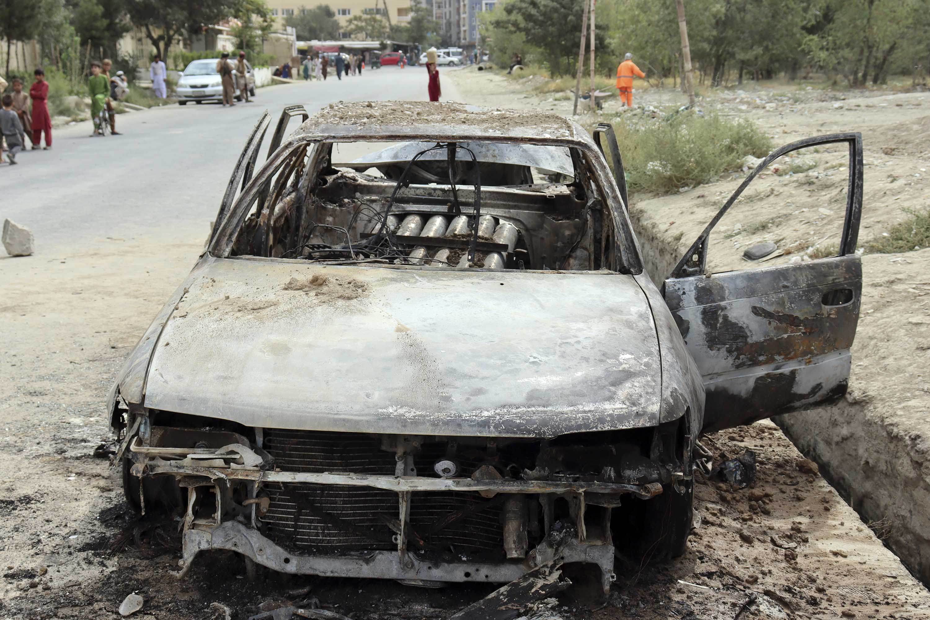 Tubos de lançamento de foguetes são vistos em um veículo destruído em Cabul / Khwaja Tawfiq Sediqi/AP