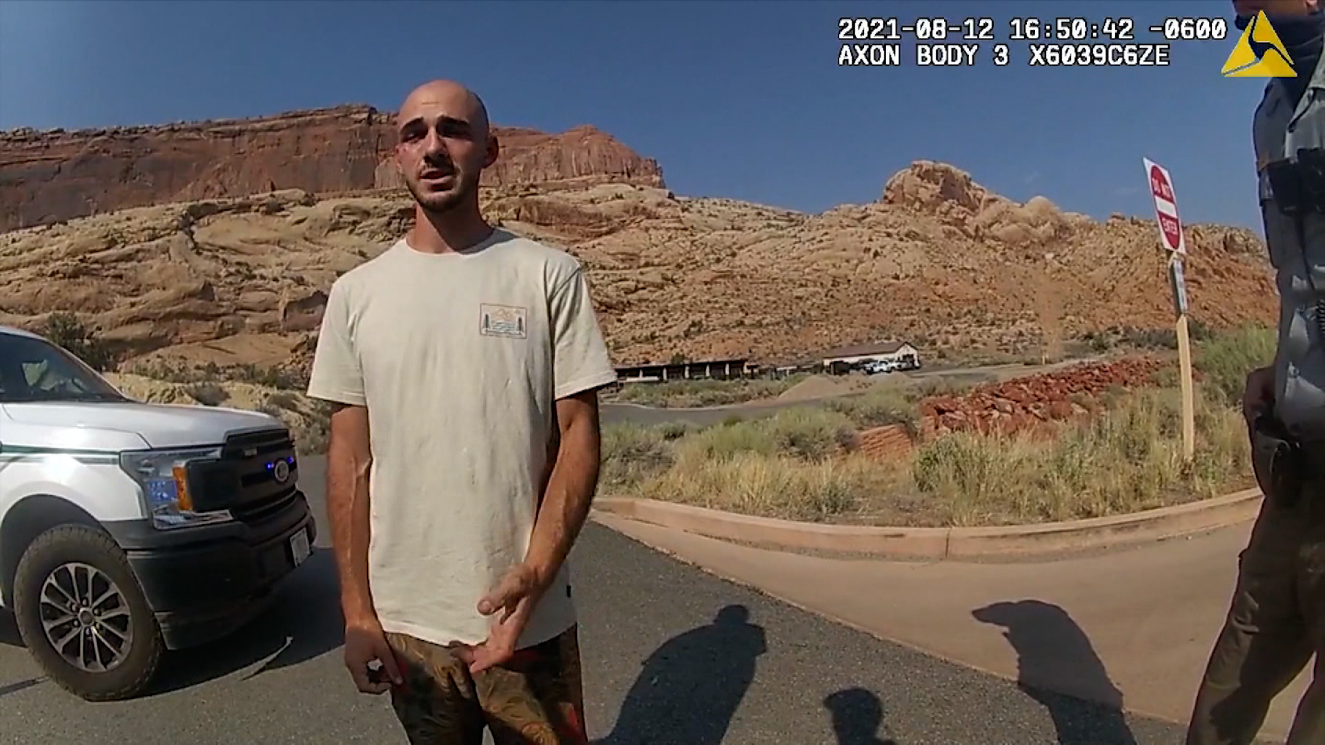 Imagens da câmera de corpo do Departamento de Polícia de Moab os mostram conversando com Brian Laundrie, que tinha vários arranhões no rosto e no braço / Departamento Policial de Moab