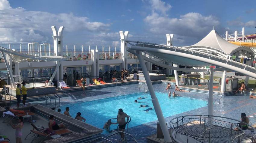 A piscina a bordo do navio é ilustrada / Tara Mulholland/CNN