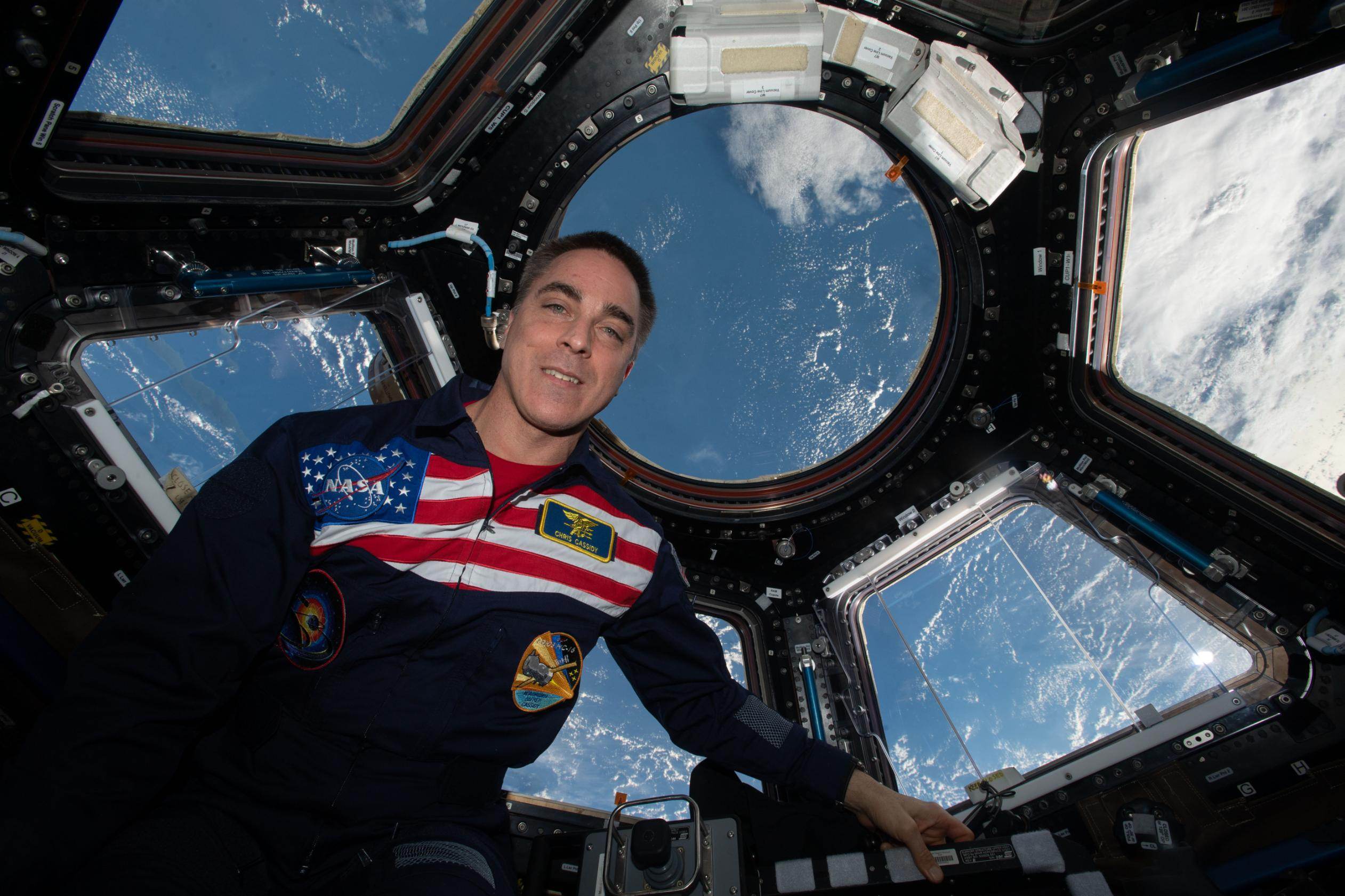 O astronauta da NASA Chris Cassidy é mostrado na cúpula da Estação Espacial Internacional, 11 de setembro de 2020.