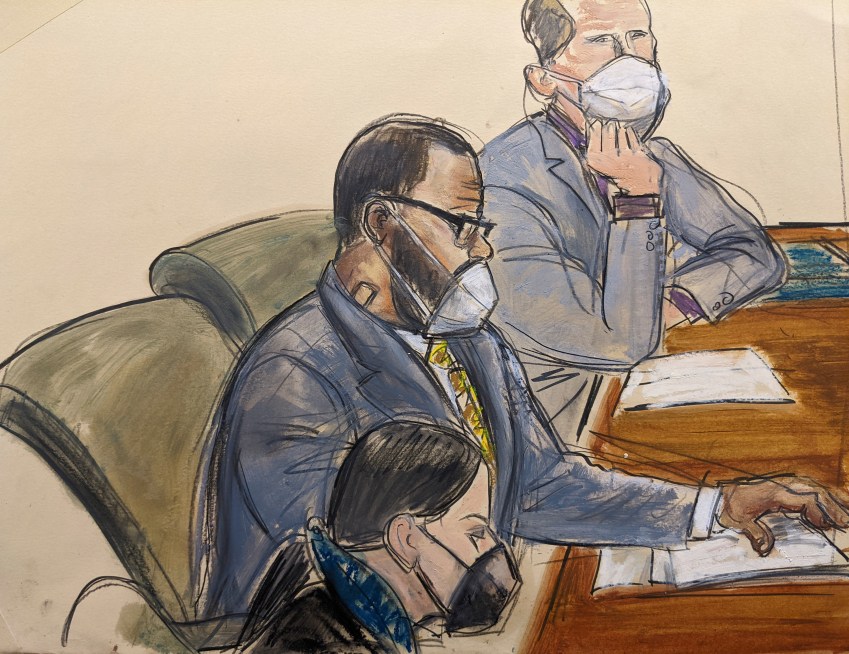 Neste esboço de tribunal, R. Kelly, no centro, senta-se com seus advogados de defesa Thomas Farinella e Nicole Blank Becker / Elizabeth Williams/AP