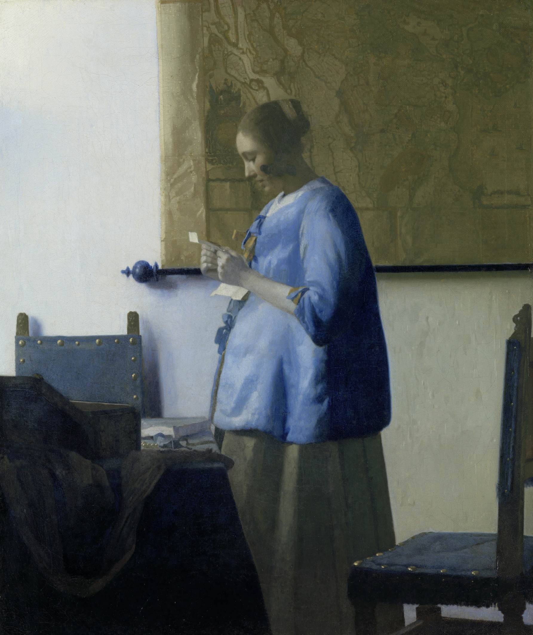 Mulher de azul lendo uma carta" ilustra muitos dos mesmos temas: uma figura solitária lendo uma carta em um espaço doméstico familiar, iluminado pela luz de uma janela à esquerda / Gemäldegalerie Alte Meister