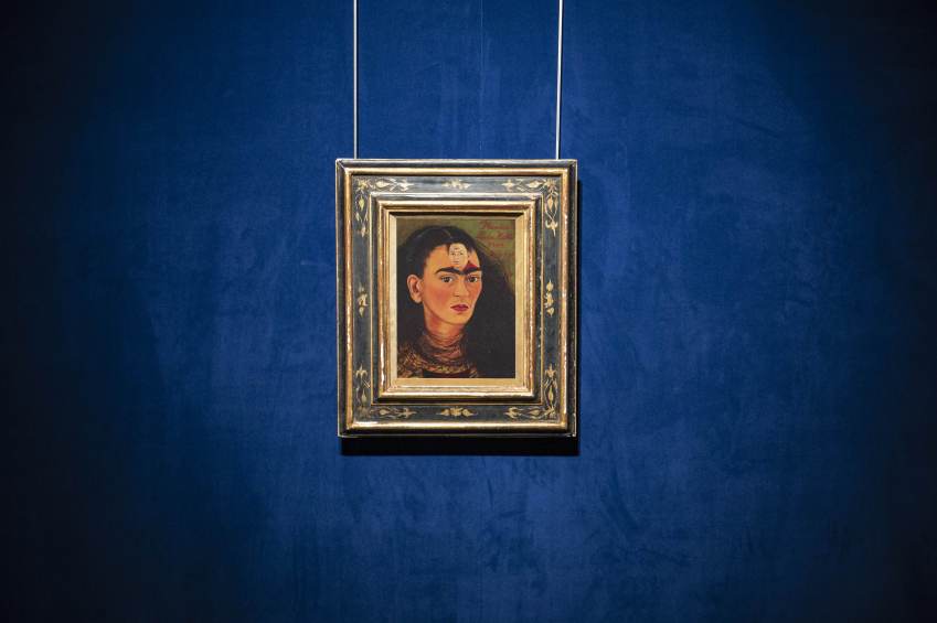 Autorretrato de Frida Kahlo deve estabelecer um recorde para uma obra de uma artista latino-americana quando for a leilão em Nova York/ Sotheby's