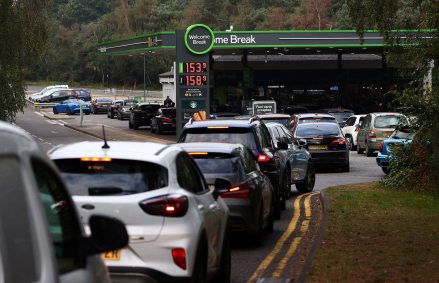 Motoristas no Reino Unido fazem fila em postos