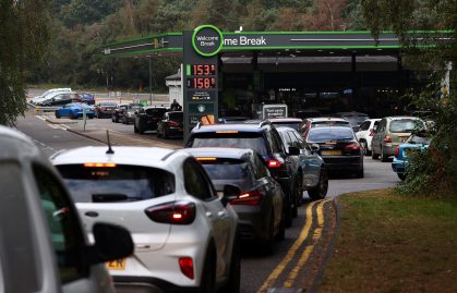 Motoristas no Reino Unido fazem fila em postos