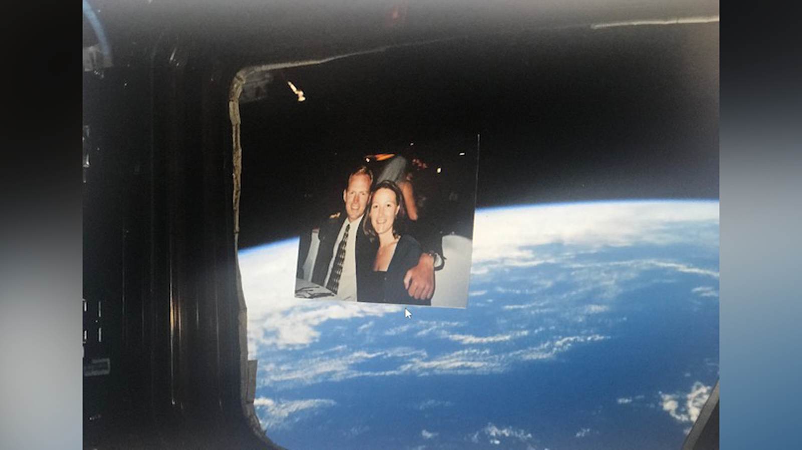 Esta foto de Chad e sua esposa Lisa foi enviada para a estação espacial / Nasa