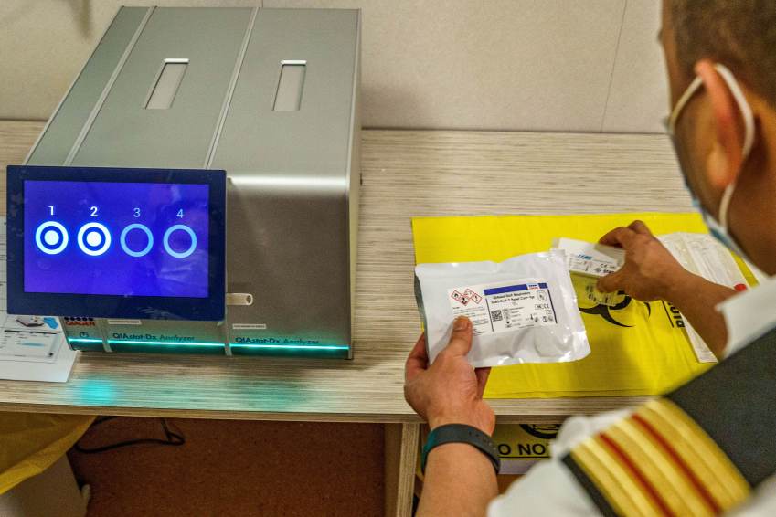 Uma demonstração das instalações de teste PCR Covid-19 no centro médico a bordo do Genting Dream / Bloomberg via Getty Images