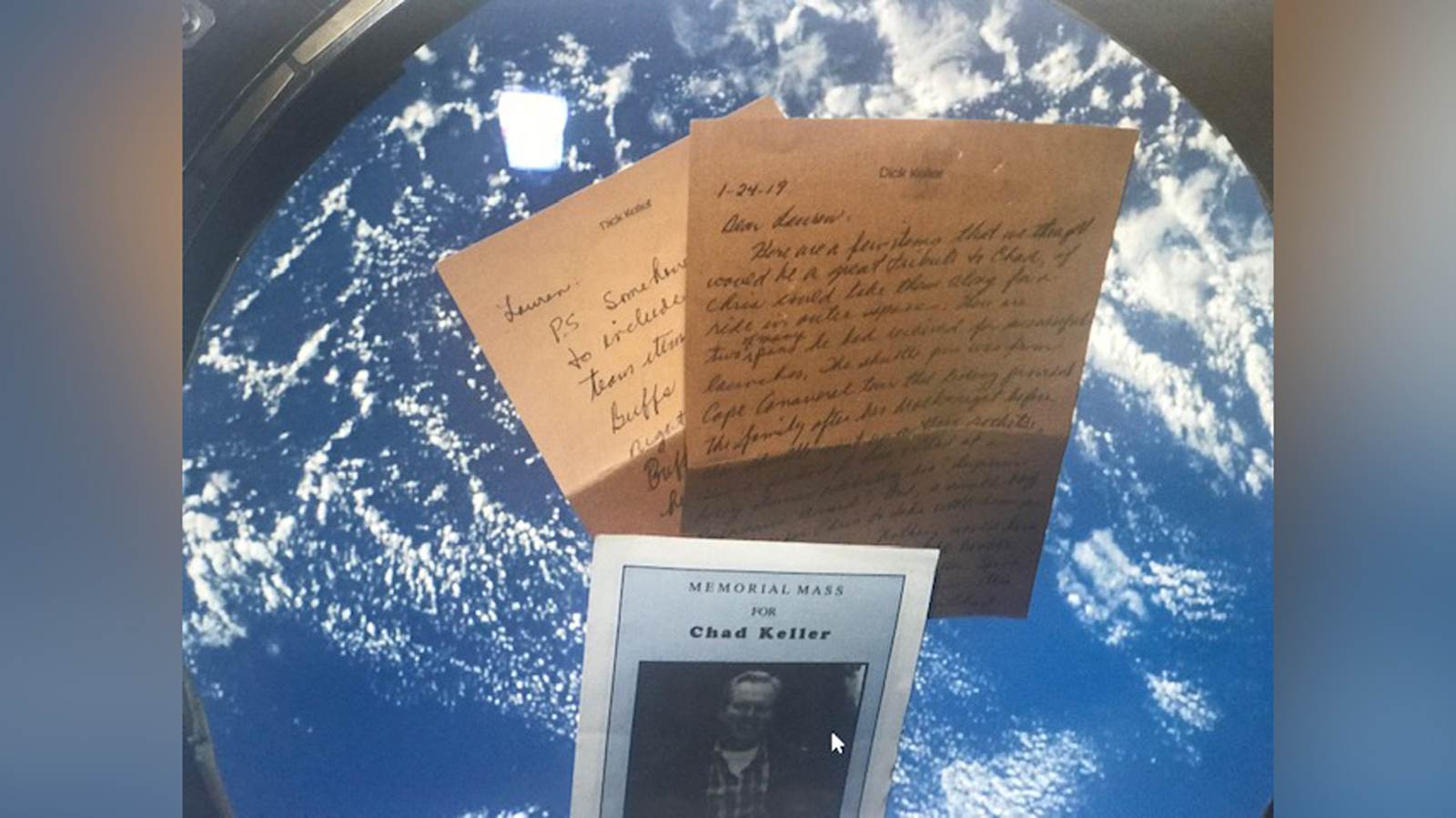 Itens pessoais da família Keller que foram para o espaço incluem uma das cartas de Chad, bem como o programa de seu memorial / Nasa