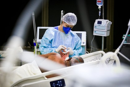 Atendimento médico em hospital durante a pandemia de Covid-19