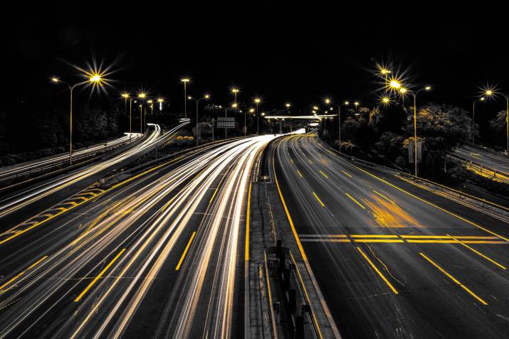 5G oferece uma "estrada" com mais vias para transmissão de dados, aumentando velocidade / Unsplash/@kimileee