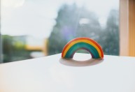 Terapia de “conversão” de pessoas LGBTQ é prejudicial e cara à sociedade, diz estudo