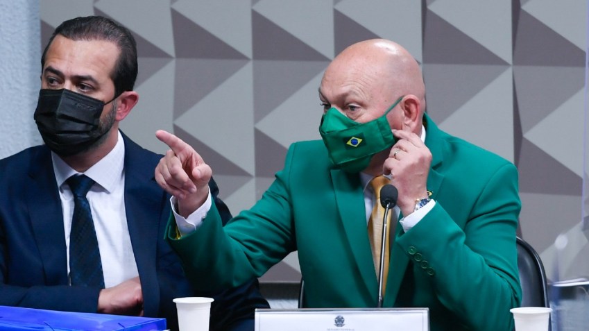 O empresário Luciano Hang (de verde) e o advogado do depoente, Beno Brandão / Edilson Rodrigues/Agência Senado