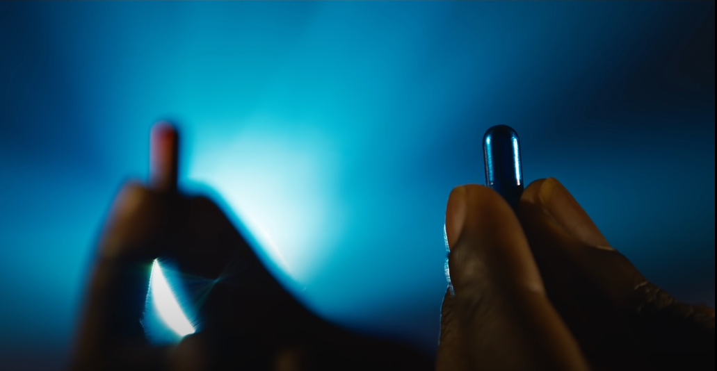 A escolha entre a pílula vermelha e azul: referência clássica de Matrix reaparece em "Resurrections" / Reprodução/Warner Bros