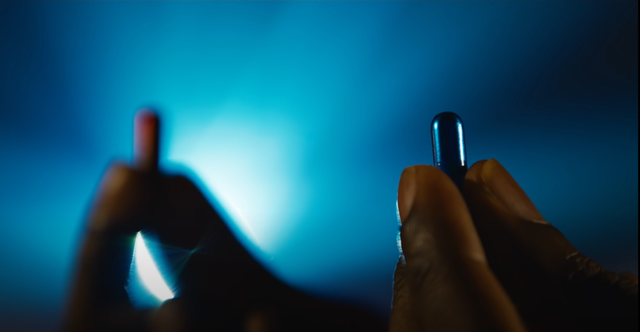 A escolha entre a pílula vermelha e azul: referência clássica de Matrix reaparece em "Resurrections" / Reprodução/Warner Bros