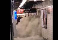 Pessoas são retiradas de estações de metrô alagadas em Nova York