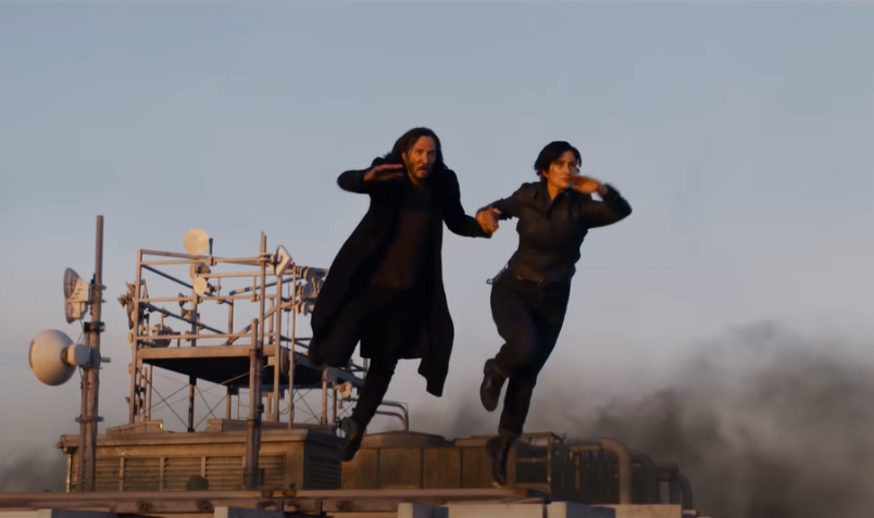 Neo e Trinity em cena de "Resurrections": filme deve explicar como personagens se reencontram após acontecimentos do fim da trilogia original / Reprodução/Warner Bros