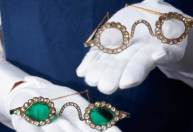 Óculos de 3,5 milhões de dólares feitos em pedras preciosas prometem “afugentar o mal”