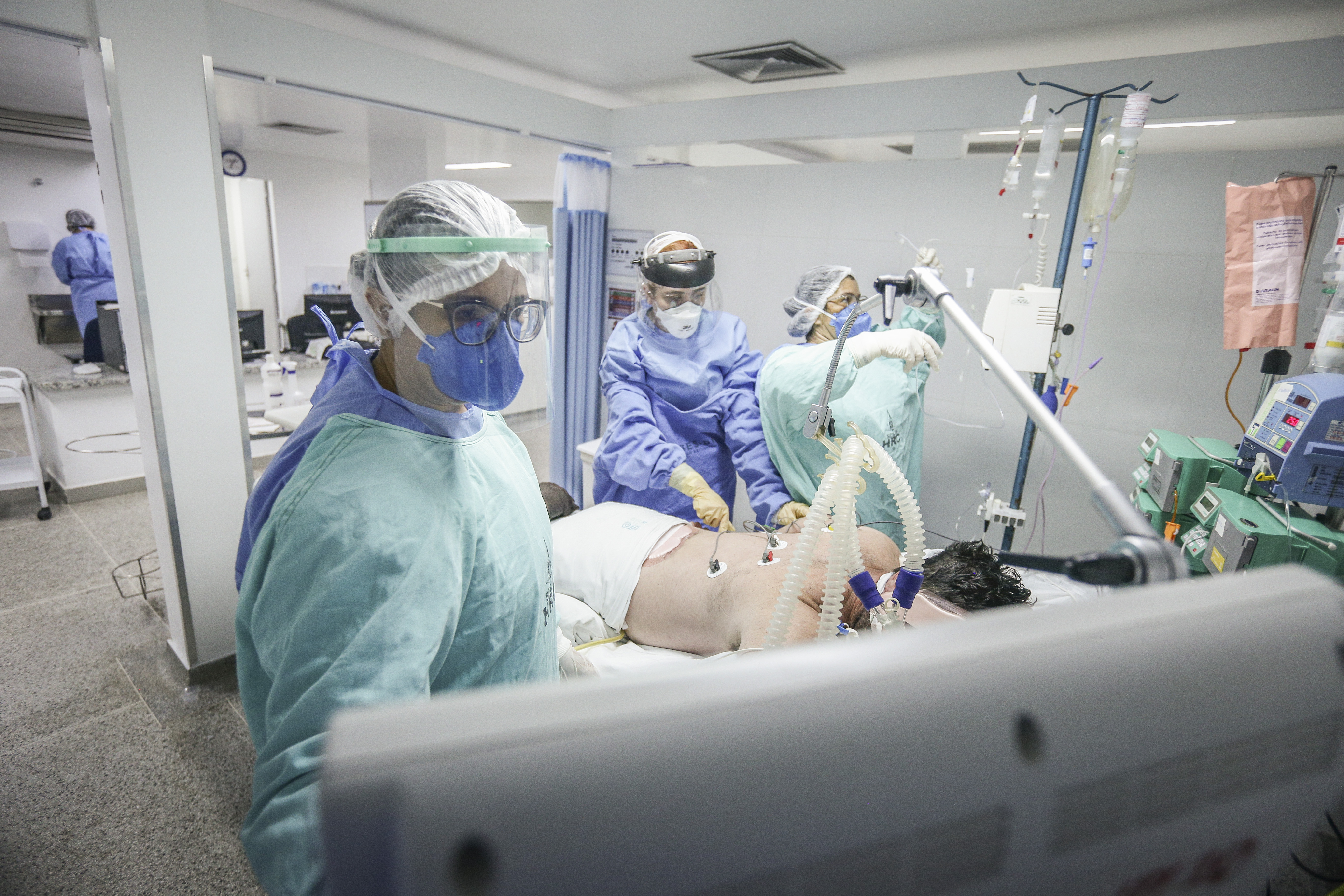 Atendimento médico em hospital durante a pandemia de Covid-19