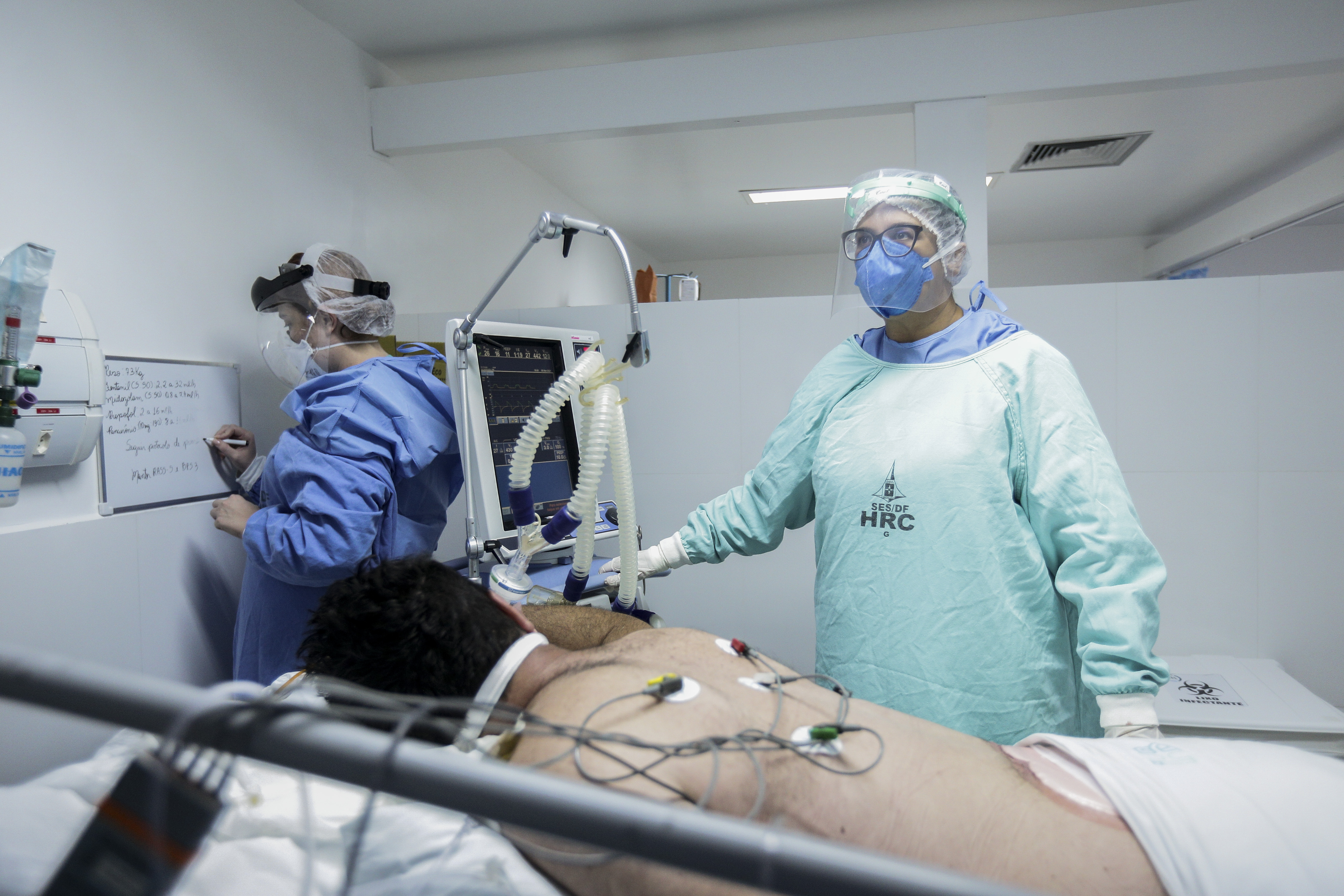 Atendimento médico em hospital durante a pandemia de Covid-19