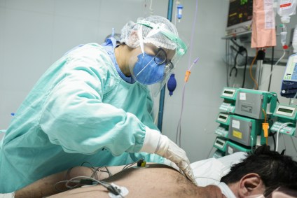 Atendimento médico em hospital durante a pandemia de Covid-19
