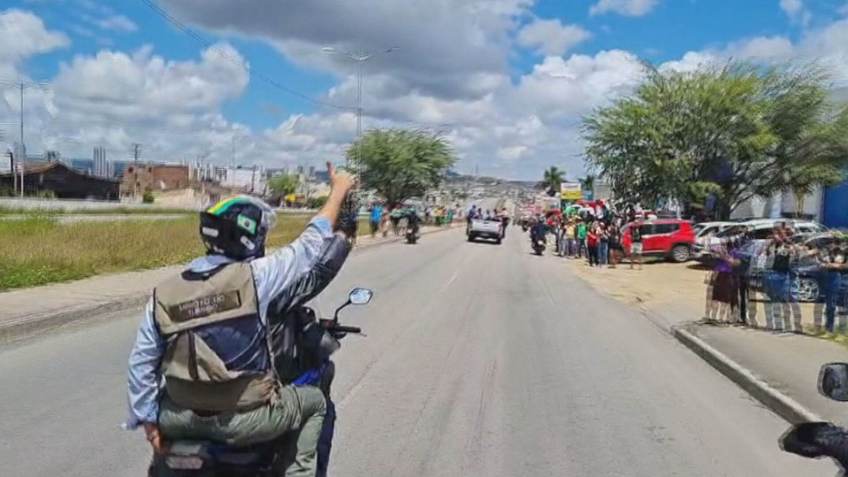 Bolsonaro participa de passeio de moto, com apoiadores, em Pernambuco (04-09-2021) / CNN / Reprodução
