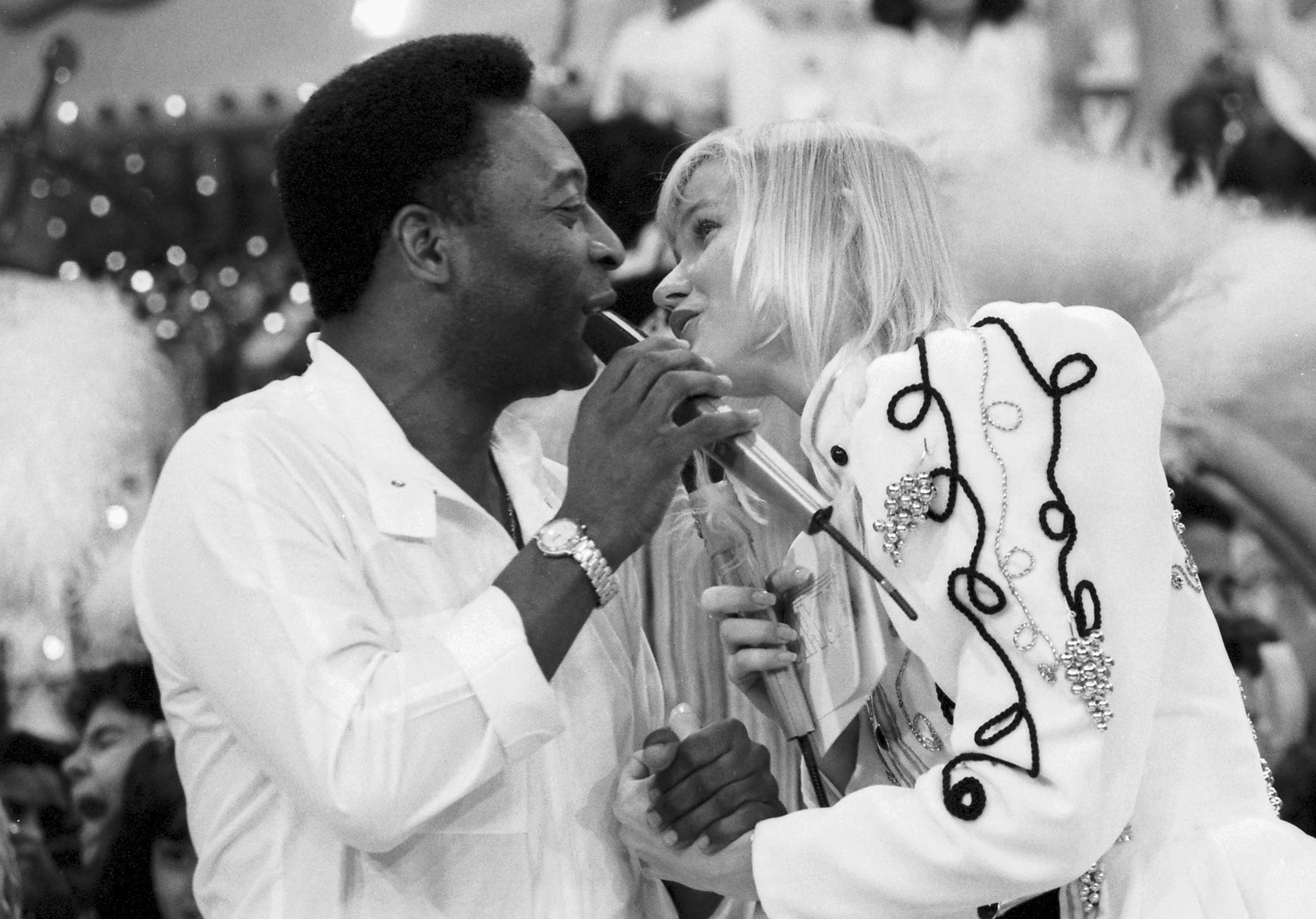 Brasil, Rio de Janeiro, RJ, 06/09/1989. A apresentadora de televisão Xuxa (e) e Pelé durante a gravação do Programa da Xuxa, nos estúdios da Rede Globo no Rio de Janeiro. Pasta: 31.702 - Contato: 08.088.04 - Negativo: 89.4725.2 - Crédito:JONAS CUNHA/ESTADÃO CONTEÚDO/AE/Código imagem:131060 / JONAS CUNHA