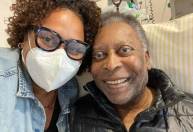 Filha de Pelé publica foto com ex-jogador, que está em semi-intensiva de hospital