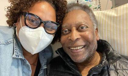 Filha de Pelé publica foto com ex-jogador, que está em semi-intensiva de hospital