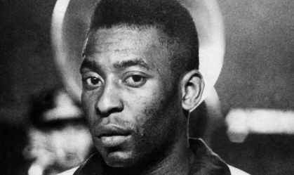 Pelé em partida da Seleção Brasileira na década de 60