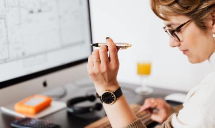 Mais mulheres estão sofrendo com burnout no trabalho, e isso é um problema