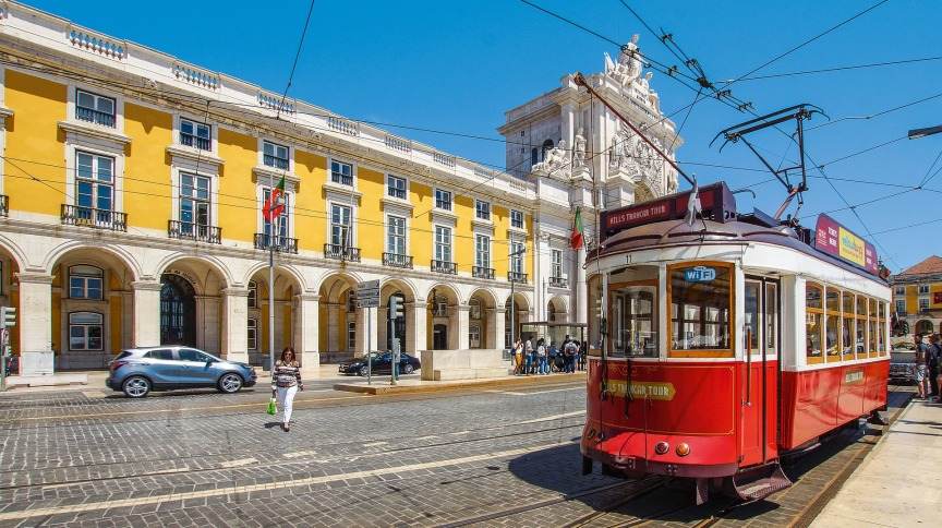 Portugal vem reduzindo medidas restritivas, como o uso de máscaras ao ar livre / Pixabay