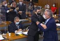 Renan Calheiros e Jorginho Mello batem boca e trocam xingamentos na CPI; veja