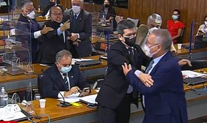 Renan Calheiros e Jorginho Mello batem boca e trocam xingamentos na CPI; veja