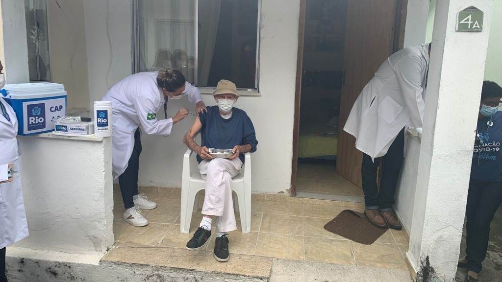 Idoso recebe a terceira dose da vacina no Retiro dos Artistas