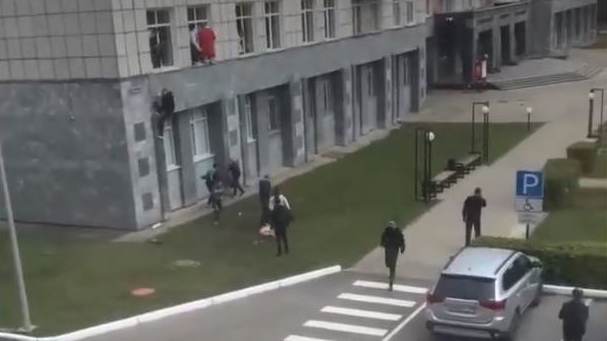 Vídeos compartilhados nas redes sociais mostram pessoas tentando fugir do prédio pelas janelas de universidade russa / Reprodução/Redes sociais
