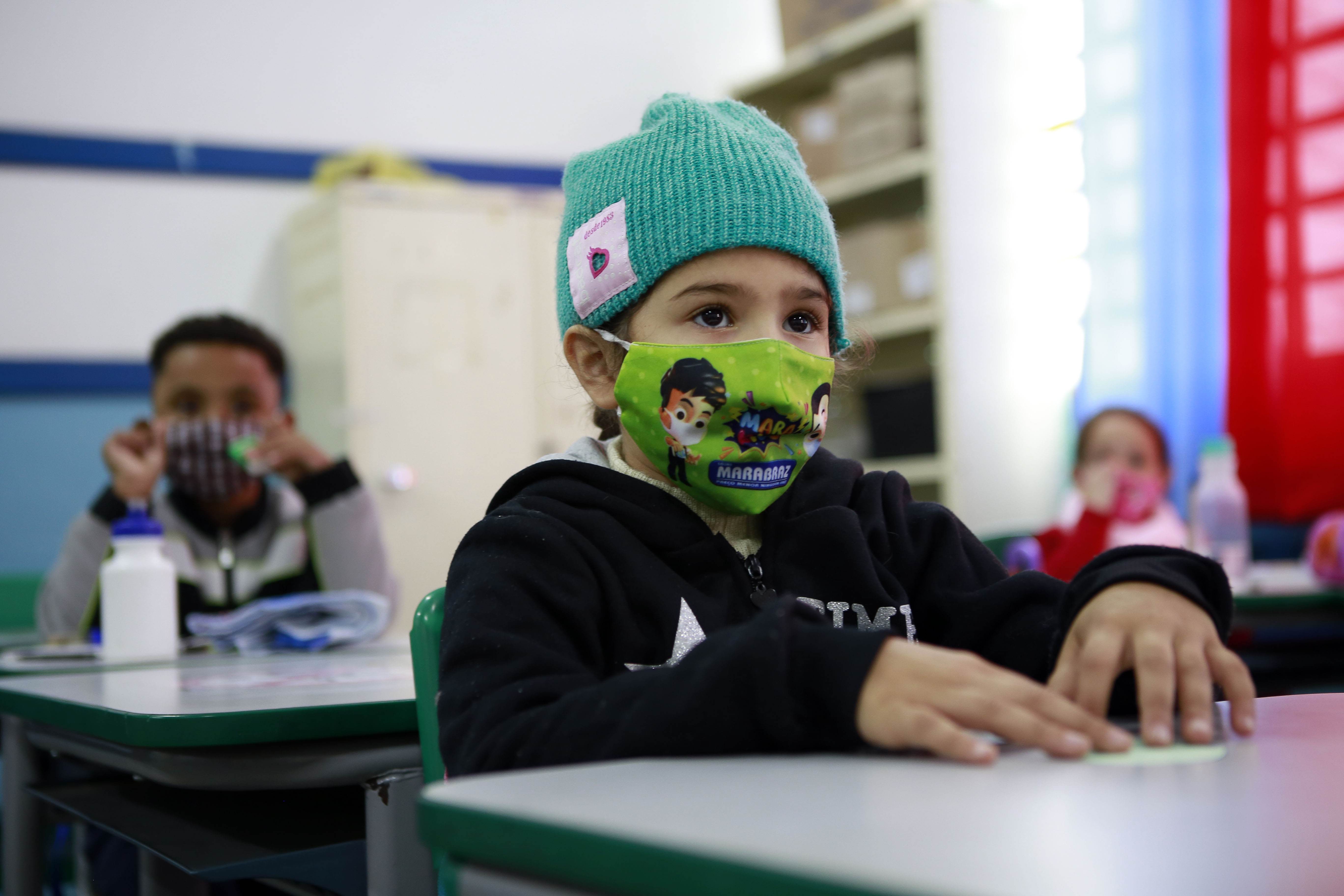 Sala de aula / crianças na escola / pandemia