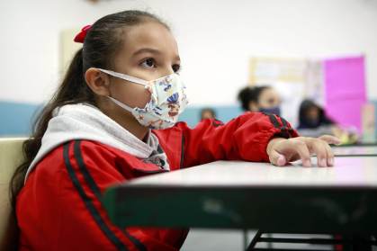Sala de aula / crianças na escola / pandemia