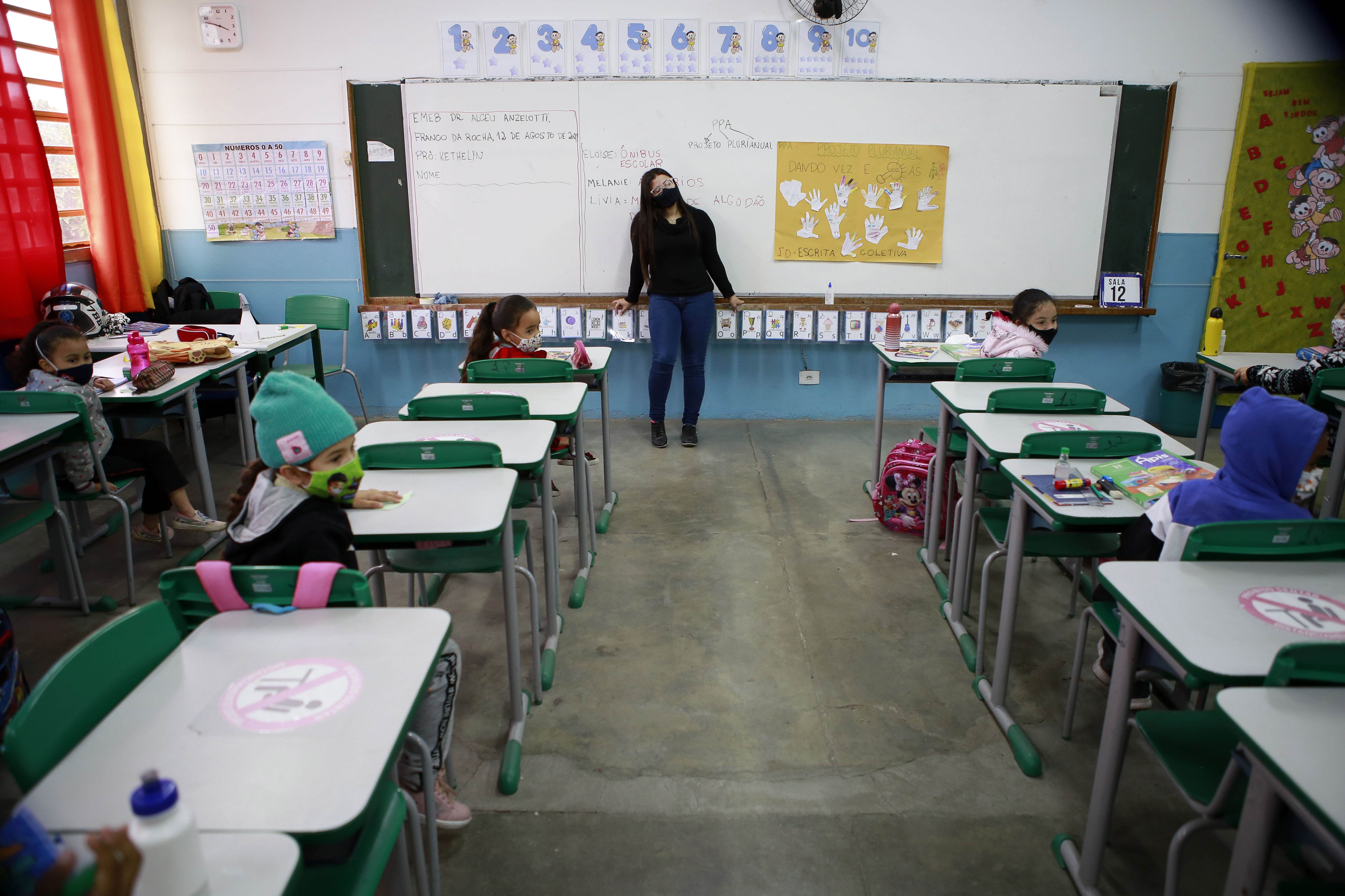 Sala de aula / crianças na escola / pandemia