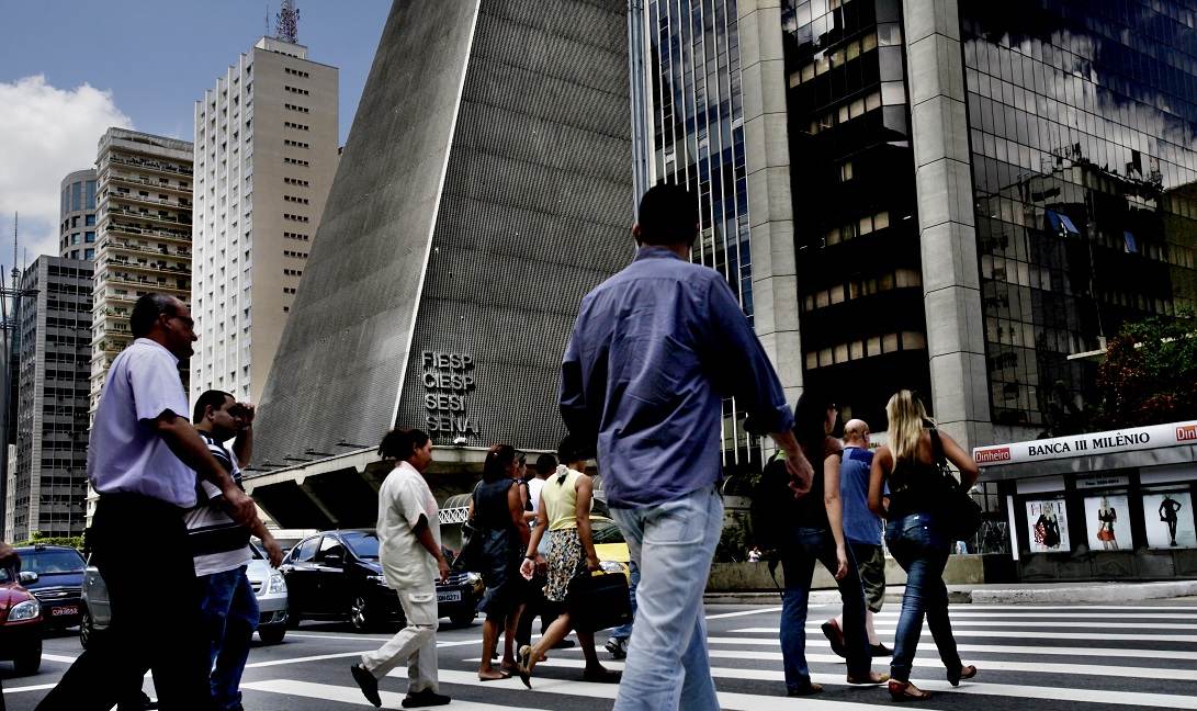 Imagens da Avenida Paulista, prédio da FIESP, pedestres em dife