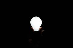 Lâmpada com luz clara