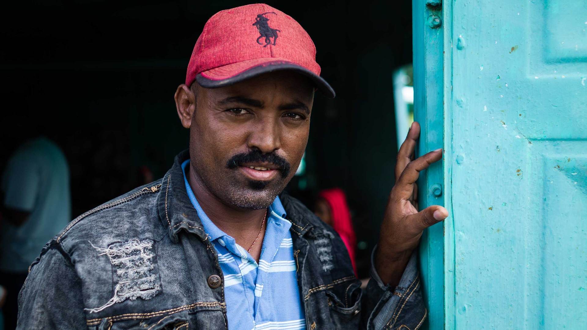 O líder comunitário tigrínio Gebretensae Gebrekristos, também conhecido como Gerri, ajuda a coordenar e documentar a recuperação dos corpos no Sudão / Alex Platt/CNN