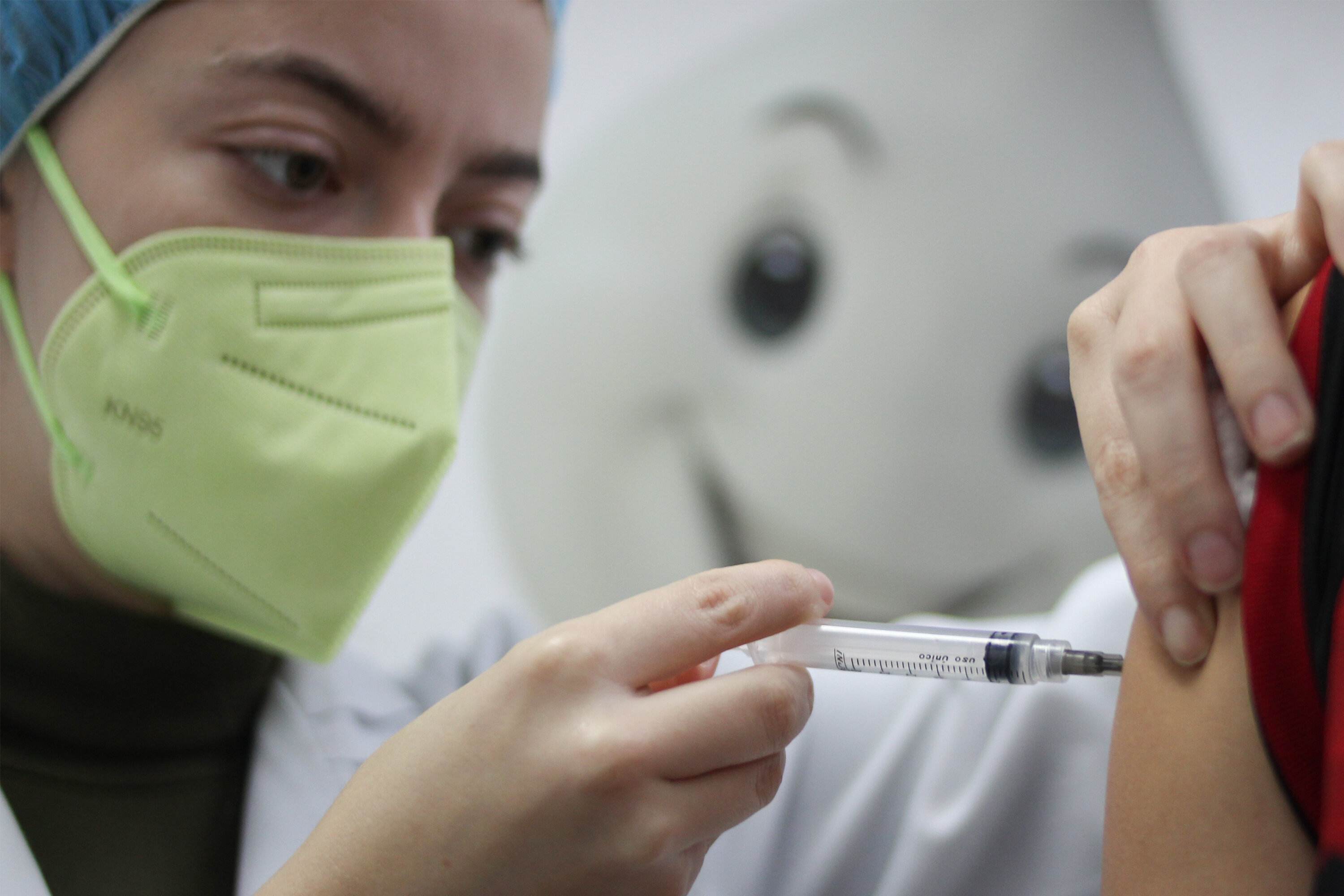 VACINAÇÃO CONTRA A COVID-19 EM ADOLESCENTES