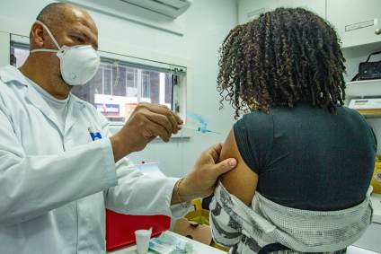 Adolescente é vacinado contra a Covid-19 em posto de vacinação móvel montado em frente ao Mercado Público de Porto Alegre (RS)